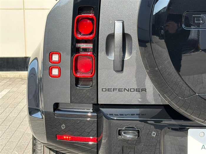 Land Rover Defender 2025 — фото 11 купить в Москве