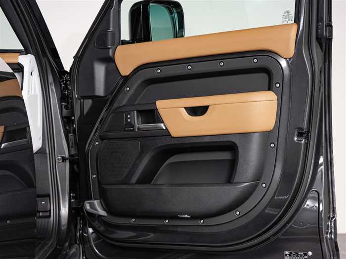 Land Rover Defender 2025 — фото 10 купить в Москве