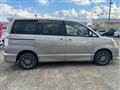 2005 Toyota Voxy