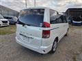 2005 Toyota Noah