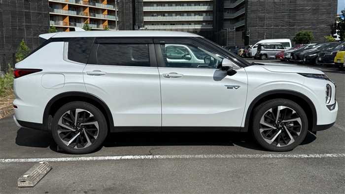 Mitsubishi OUTLANDER PHEV 2023 — фото 4 купить в Москве