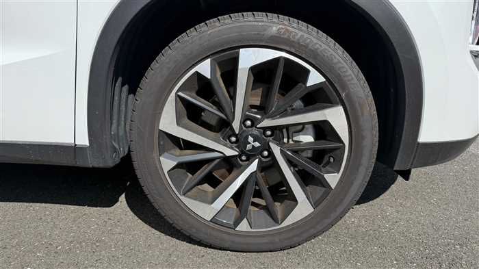 Mitsubishi OUTLANDER PHEV 2023 — фото 9 купить в Москве