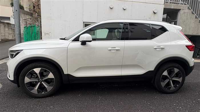 Volvo XC40 2023 — фото 4 купить в Москве