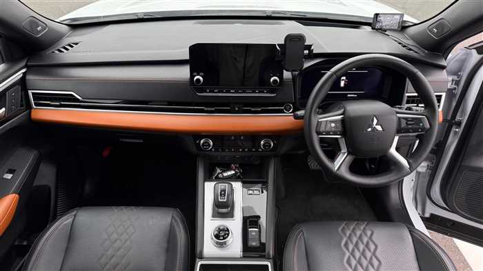 Mitsubishi OUTLANDER PHEV 2024 — фото 8 купить в Москве