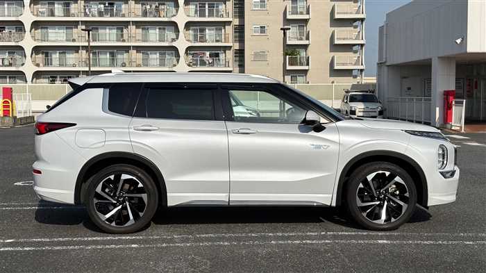 Mitsubishi OUTLANDER PHEV 2023 — фото 4 купить в Москве