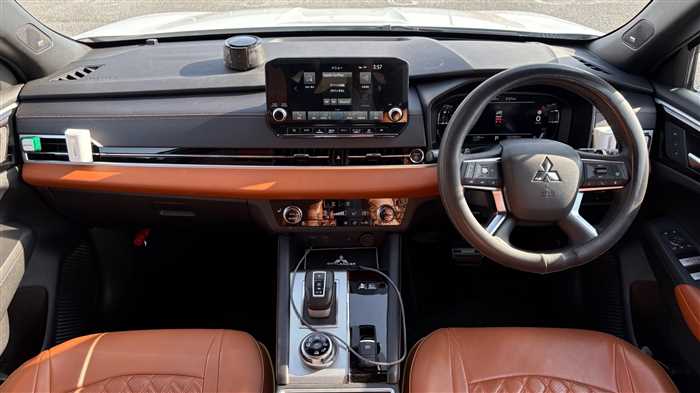 Mitsubishi OUTLANDER PHEV 2023 — фото 6 купить в Москве