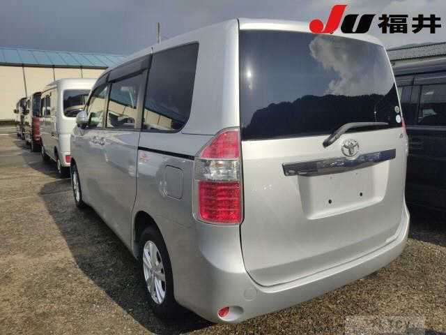2010 Toyota Noah
