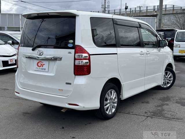 2010 Toyota Noah