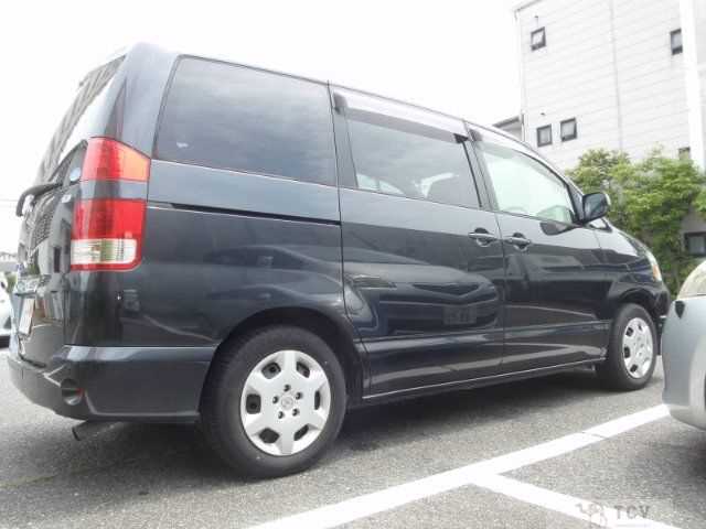 2005 Toyota Noah