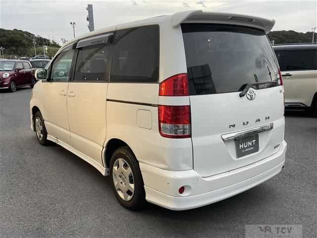 2005 Toyota Noah