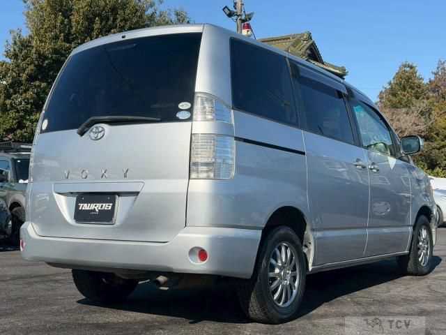 2004 Toyota Voxy