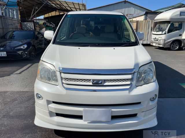 2004 Toyota Noah