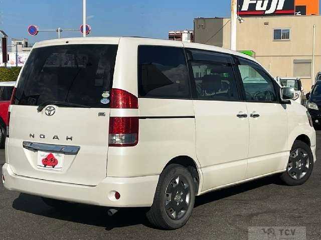 2005 Toyota Noah