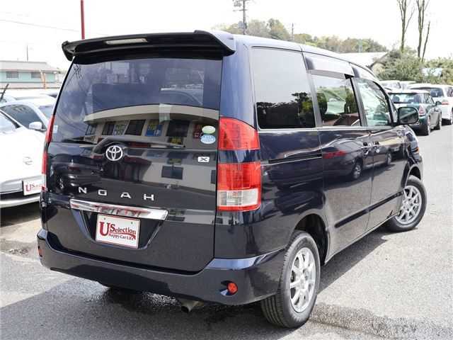 2004 Toyota Noah