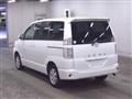 2005 Toyota Voxy