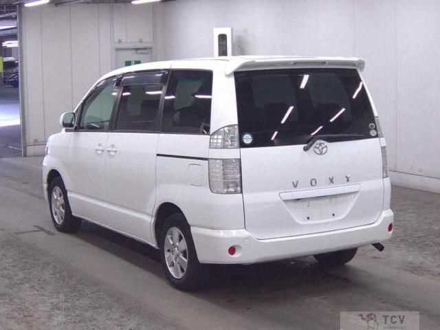 2005 Toyota Voxy