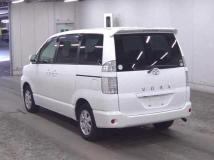 2005 Toyota Voxy