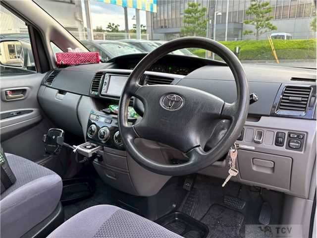 2004 Toyota Voxy