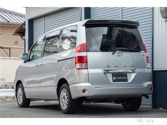2004 Toyota Noah