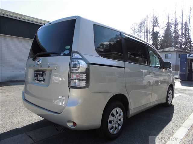 2013 Toyota Voxy