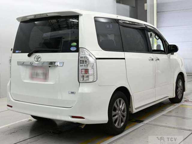 2013 Toyota Voxy