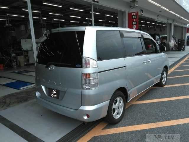 2003 Toyota Voxy