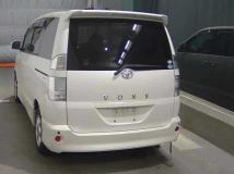 2005 Toyota Voxy