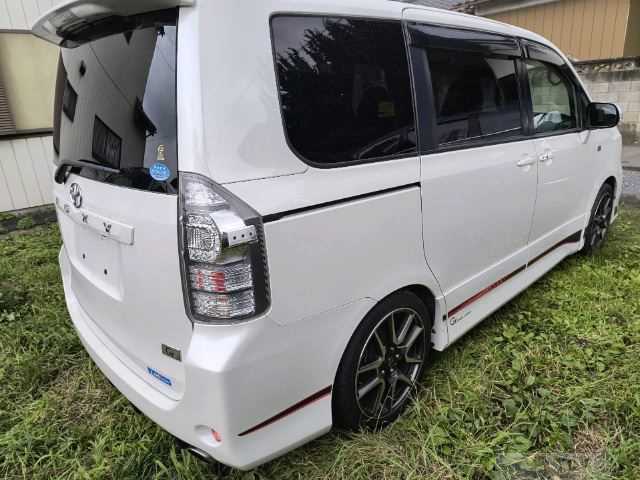 2011 Toyota Voxy
