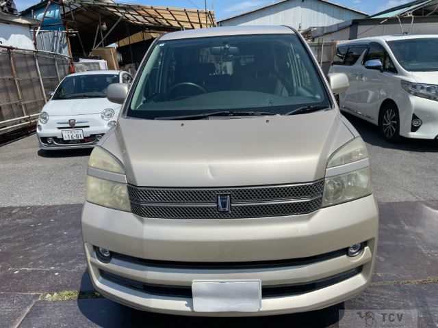 2004 Toyota Voxy