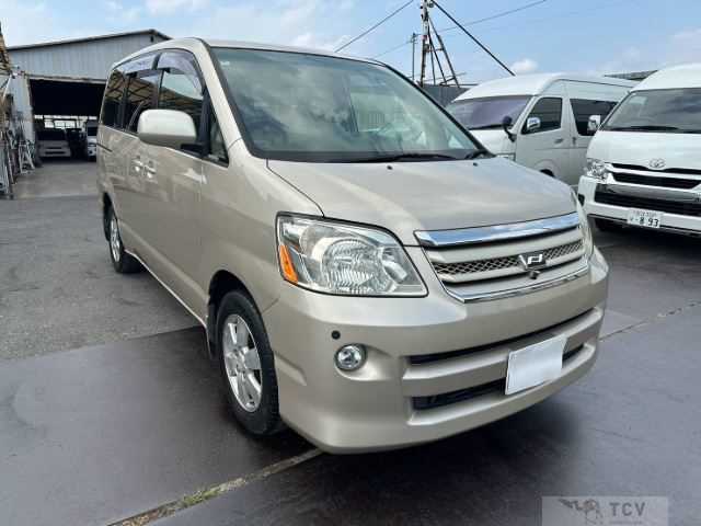 2004 Toyota Noah
