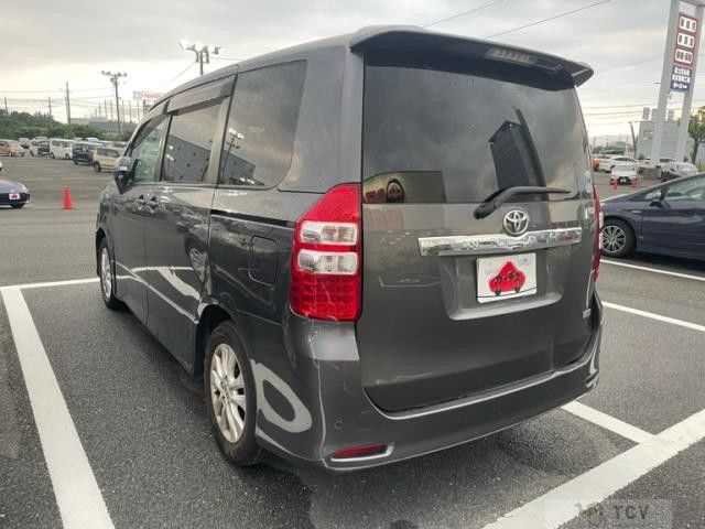 2010 Toyota Noah