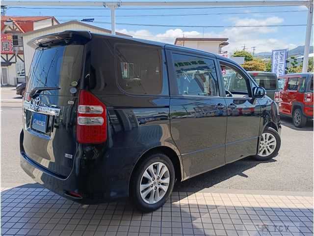 2010 Toyota Noah