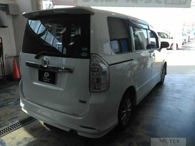 2013 Toyota Voxy