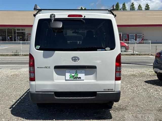 2010 Toyota Regiusace Van