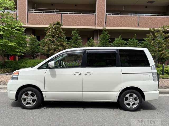2004 Toyota Voxy