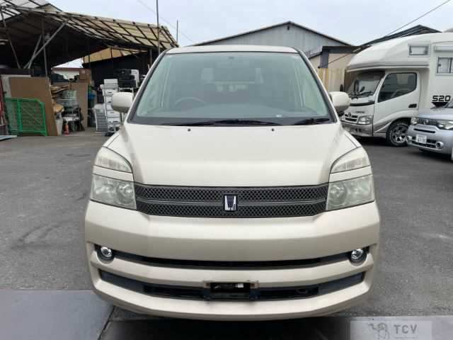 2005 Toyota Voxy