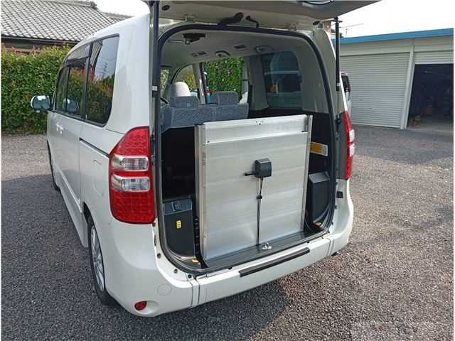 2010 Toyota Noah