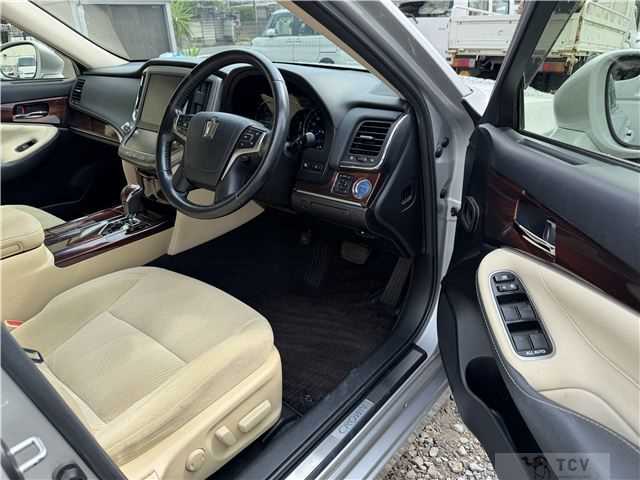 2013 Toyota Crown Hybrid