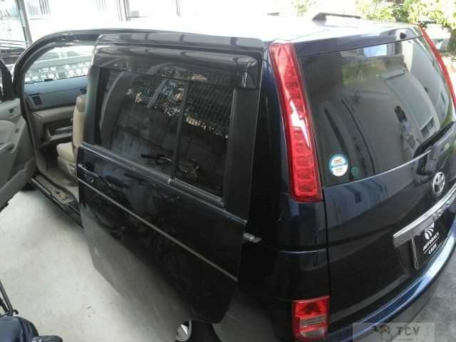 2005 Toyota Isis