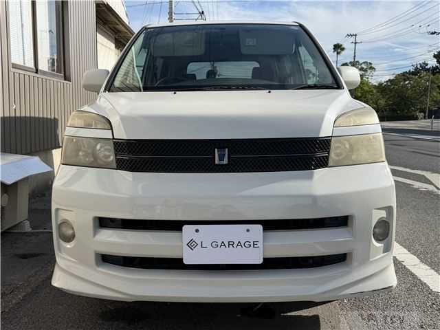 2004 Toyota Voxy