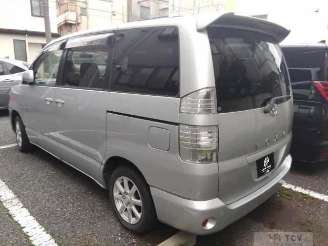 2004 Toyota Voxy