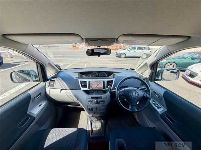 2005 Toyota Voxy
