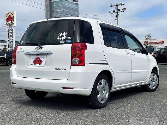 2004 Toyota Raum