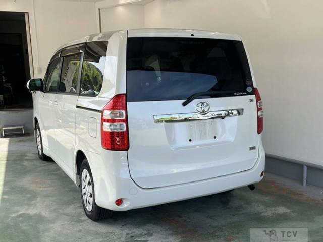 2010 Toyota Noah