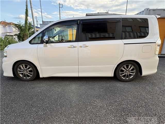 2011 Toyota Voxy