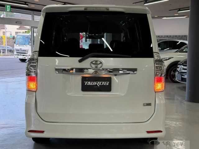 2012 Toyota Voxy