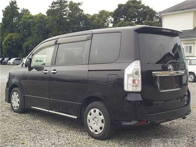 2013 Toyota Voxy