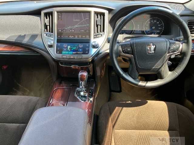 2014 Toyota Crown Hybrid
