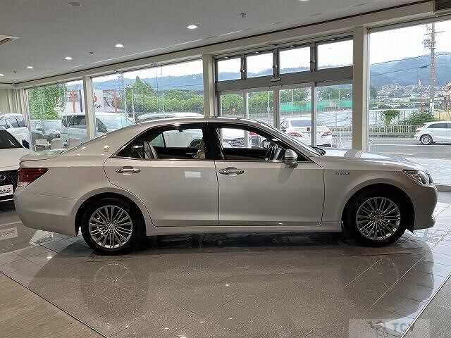 2013 Toyota Crown Hybrid