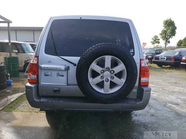 2005 Mitsubishi Pajero